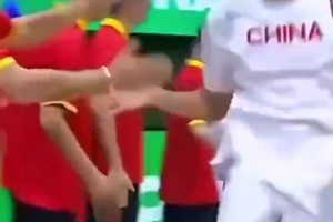 阿里纳斯此前：你让李凯尔和一群傻子打球，他看起来也会很傻！